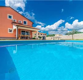 6 bedroom villa with pool near Sveti Lovrec and Poreč, sleeps 12